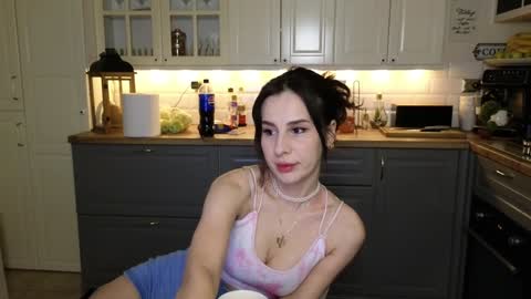 Snapshot of whats_her_name chatting on 11, 1, 2025 Victoria Maria online show from 11, 1, 2025