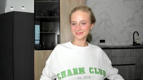 Snapshot of whi_te0 chatting on 27, 10, 2025 Alexa online show from 27, 10, 2025