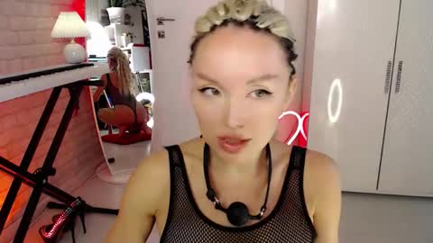 WhiteLaBunny online show from 6, 11, 2025