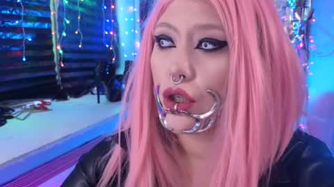 Laura  online show from 2, 3, 2025