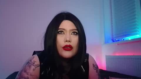 Laura  online show from 31, 10, 2025