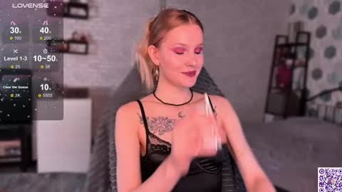 Snapshot of worldofllove chatting on 31, 10, 2025 Arnika and Simon online show from 31, 10, 2025