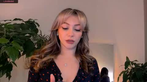 Snapshot of worldsbaby chatting on 30, 9, 2025 worldsbaby online show from 30, 9, 2025