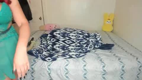 Snapshot of xocurvyrae chatting on 7, 4, 2026 Rae online show from 7, 4, 2026