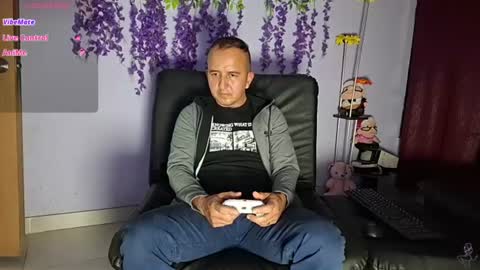 Snapshot of yazfore chatting on 8, 7, 2026 Hazzan online show from 8, 7, 2026
