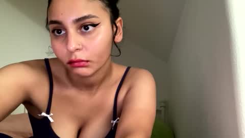 Snapshot of yazzydeleon chatting on 11, 11, 2025 yazzydeleon online show from 11, 11, 2025