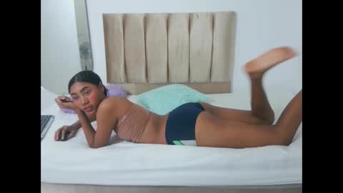 Snapshot of yizz_laan chatting on 24, 2, 2026 yizz_laan online show from 24, 2, 2026