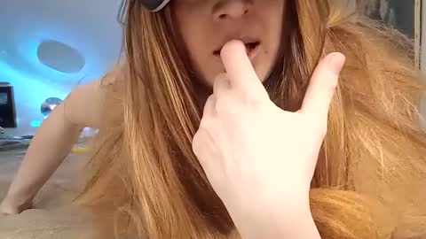 Snapshot of yourhollyhorne chatting on 6, 10, 2025 HollyHorne online show from 6, 10, 2025