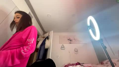 Snapshot of yungfemslut chatting on 18, 12, 2025 BbyTSSLut online show from 18, 12, 2025