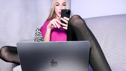 Snapshot of zarinastoun20 chatting on 9, 1, 2025 ZARINA online show from 9, 1, 2025