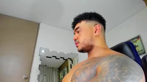 Snapshot of zeus_strong93 chatting on 6, 3, 2025 zeus strong online show from 6, 3, 2025