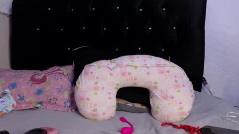 Snapshot of zoee_jhonnyy chatting on 11, 10, 2025 zoee jhonnyy online show from 11, 10, 2025