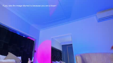 zoevidal_ online show from 6, 3, 2025