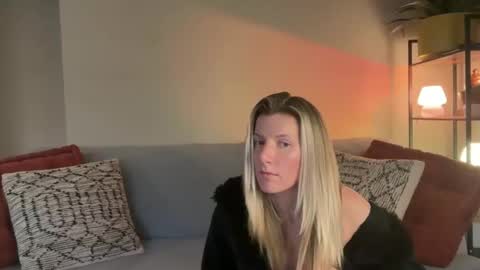 Zoeydanner online show from 12, 2, 2026