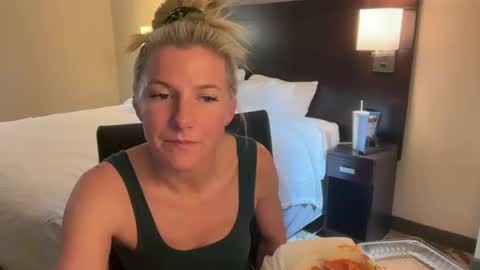 Zoeydanner online show from 28, 3, 2026