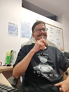 Snapshot of AndyHepburn chatting on 10, 11, 2025 AndyHepburn online show from 10, 11, 2025