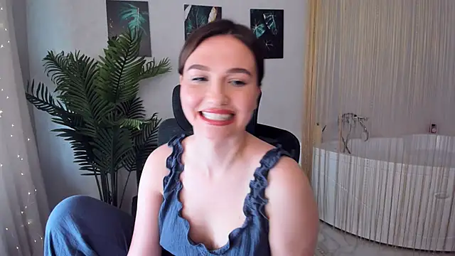 Snapshot of GracefulLook chatting on 6, 2, 2025 GracefulLook online show from 6, 2, 2025