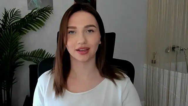 Snapshot of GracefulLook chatting on 4, 3, 2025 GracefulLook online show from 4, 3, 2025