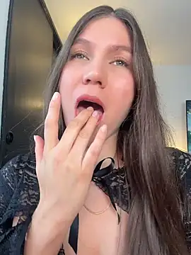 AmelieLaurent  online show from 15, 4, 2026