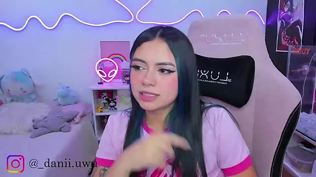 Snapshot of CuteDani_ chatting on 10, 11, 2025 CuteDani online show from 10, 11, 2025