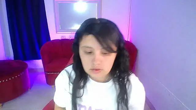 Snapshot of nathaly_low1 chatting on 25, 6, 2026 nathaly low1 online show from 25, 6, 2026