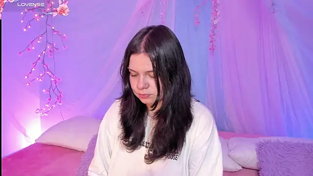 Snapshot of Mey_moon chatting on 7, 7, 2026 Mey moon online show from 7, 7, 2026