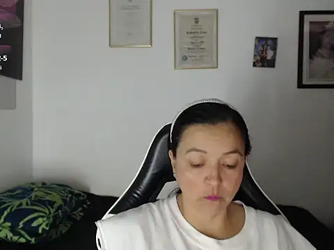 Snapshot of katty_lorens chatting on 7, 6, 2026 katty lorens online show from 7, 6, 2026