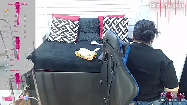 Snapshot of evelin_zaens chatting on 1, 2, 2025 evelin zaens online show from 1, 2, 2025