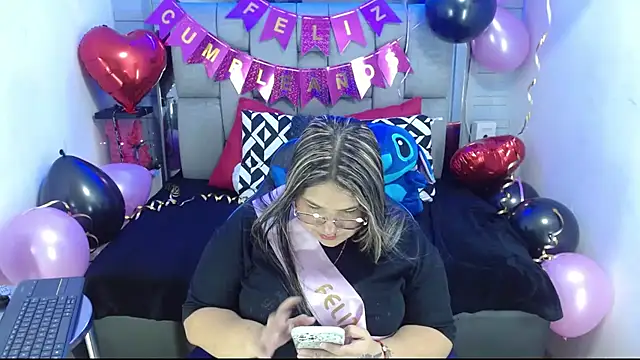 Snapshot of evelin_zaens chatting on 10, 10, 2025 evelin zaens online show from 10, 10, 2025