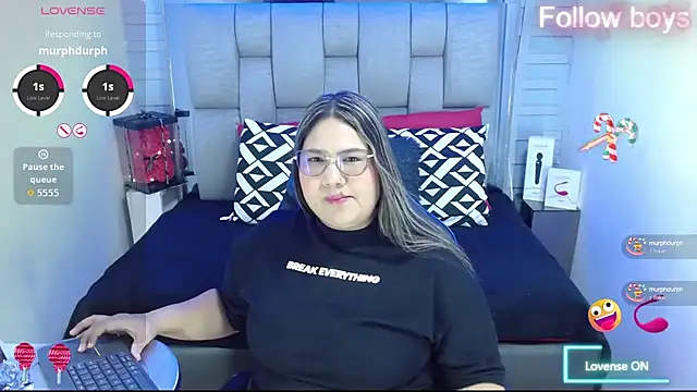Snapshot of evelin_zaens chatting on 12, 10, 2025 evelin zaens online show from 12, 10, 2025
