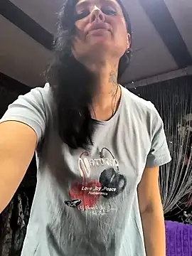 Snapshot of KikiXRed chatting on 12, 11, 2025 KikiXRed online show from 12, 11, 2025