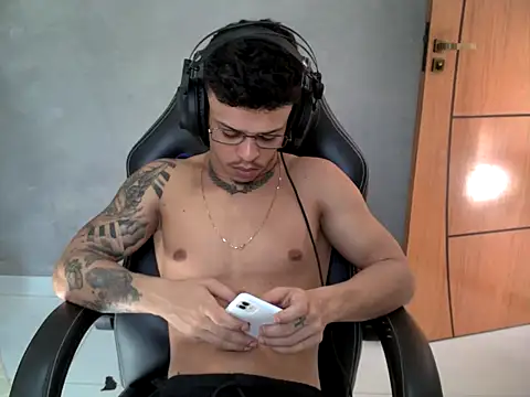 Snapshot of Gust027 chatting on 15, 4, 2026 Gust027 online show from 15, 4, 2026