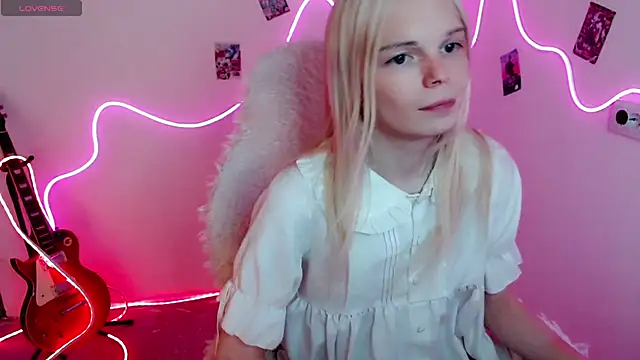 Snapshot of Emily_Nyaffee chatting on 9, 9, 2025 Emily Nyaffee online show from 9, 9, 2025