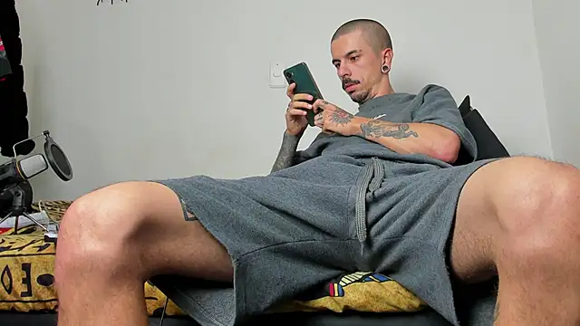 Aaron BigDickxxx online show from 10, 3, 2026