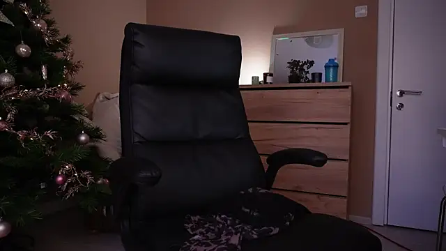 Snapshot of KaylaLaine chatting on 14, 12, 2025 KaylaLaine online show from 14, 12, 2025