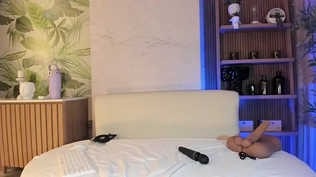 LIAH IZUMI online show from 28, 10, 2025