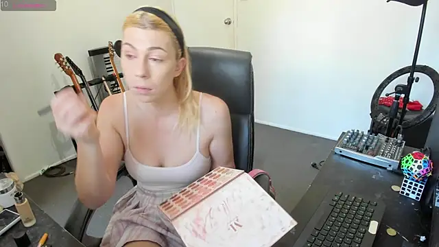 Snapshot of Ts-lucy-lux chatting on 6, 10, 2025 Ts-lucy-lux online show from 6, 10, 2025