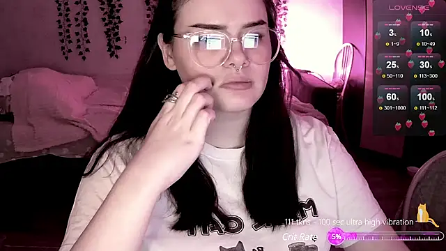 Snapshot of strawberry_elfcat chatting on 3, 12, 2024 strawberry elfcat online show from 3, 12, 2024