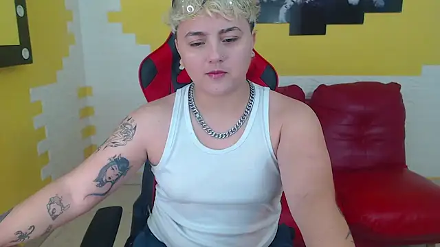 Snapshot of isabeautyx19 chatting on 23, 12, 2024 isabeautyx19 online show from 23, 12, 2024