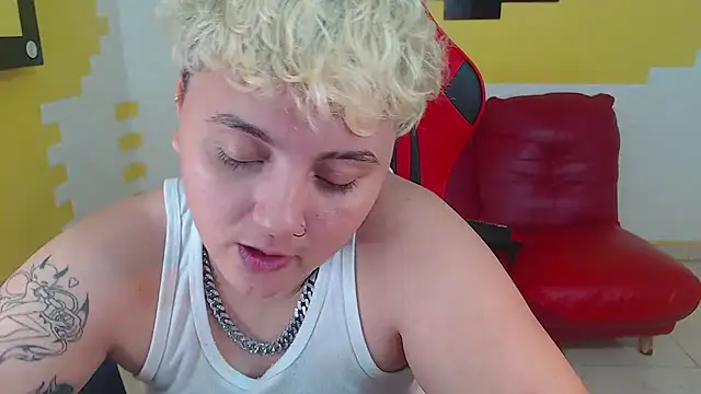 Snapshot of isabeautyx19 chatting on 23, 12, 2024 isabeautyx19 online show from 23, 12, 2024