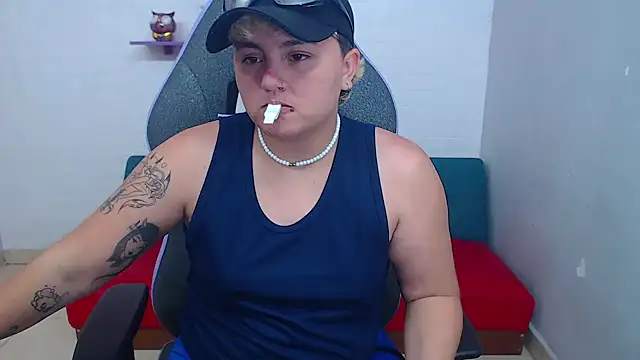 Snapshot of isabeautyx19 chatting on 5, 2, 2025 isabeautyx19 online show from 5, 2, 2025