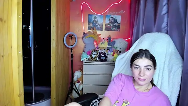 Fiery Brunette  online show from 8, 4, 2026