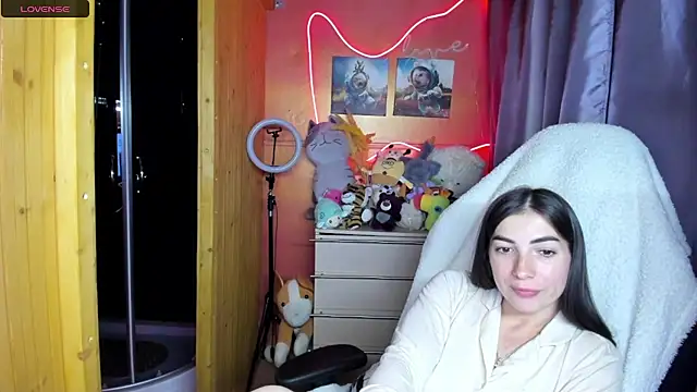 Fiery Brunette  online show from 18, 5, 2026