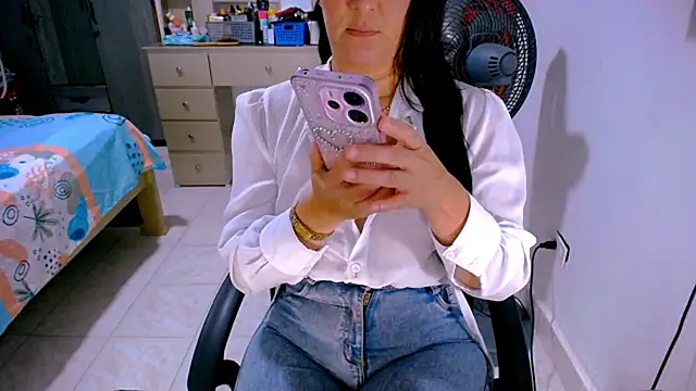 BitterMomXxx online show from 26, 6, 2026