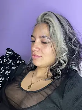 Snapshot of hannahb-e chatting on 8, 3, 2025 hannahb-e online show from 8, 3, 2025