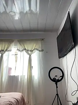 Snapshot of hannahb-e chatting on 21, 10, 2025 hannahb-e online show from 21, 10, 2025