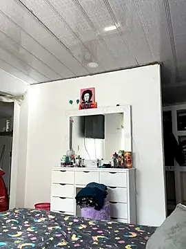 Snapshot of hannahb-e chatting on 4, 11, 2025 hannahb-e online show from 4, 11, 2025