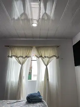 Snapshot of hannahb-e chatting on 5, 11, 2025 hannahb-e online show from 5, 11, 2025