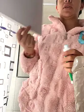 Snapshot of hannahb-e chatting on 24, 11, 2025 hannahb-e online show from 24, 11, 2025