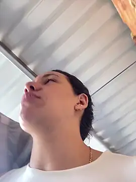 Snapshot of hannahb-e chatting on 18, 12, 2025 hannahb-e online show from 18, 12, 2025